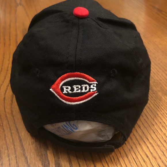 Cincinnati Reds Baseball Cap Hat
OSFM - velcro strap - Picture 4 of 8